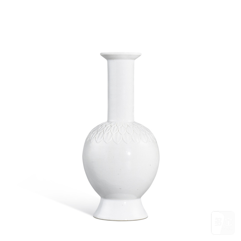 A white-glazed 'lotus' vase, Qing dynasty, 17th - 18th century | 清十七至十八世紀 白釉蓮瓣紋瓶
